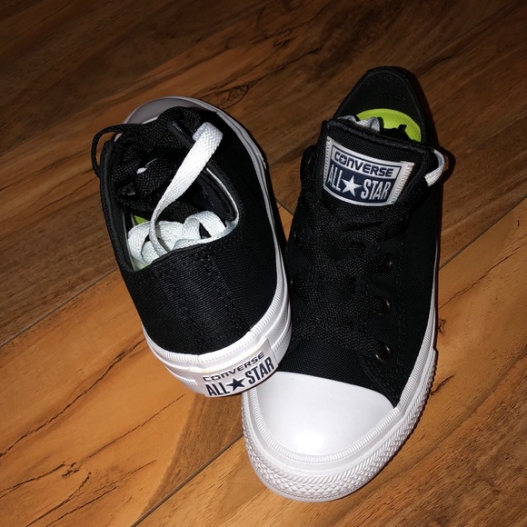 Youth kids size 2 Converse Chuck Taylor sneakers - Picture 2 of 3